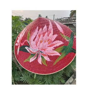 Chapeau en feuilles de palmier vietnamien fait main, design conique classique, chapeau de soleil naturel pour les voyages, l'extérieur et la décoration - Product Image 1
