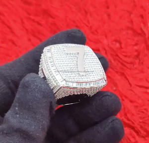 Anillo de compromiso, boda o aniversario para hombre, personalizado con número, de plata de ley 925, chapado en rodio, con racimo de moissanita, estilo hip hop. - Product Image 2