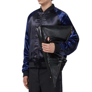 เสื้อแจ็คเก็ตบอมเบอร์ผ้าซาตินแบบมีซับในระบายอากาศได้ดีสำหรับสุภาพบุรุษ สีดำเงา แขนเสื้อสีน้ำเงิน ซิปหน้า กันลม - Product Image 2