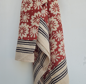 Paréo de plage en coton fait main à imprimé floral rouge, style bohème, couverture de maillot de bain, écharpe indienne imprimée à la main, idéal pour les vacances. - Product Image 3