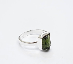 Anillo de Cristal de Turmalina Verde Natural en Plata de Ley 925, Anillo de Diseño Moderno Hecho a Mano Antideslustre para Bodas y Fiestas - Product Image 2