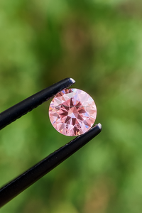 Diamant rond de 1,50 ct, rose vif, certifié IGI, clarté excellente VVS2, idéal pour les bagues de fiançailles et les bijoux - Product Image 3