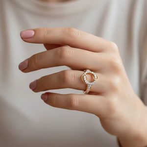 Anillo de Diamantes de Lujo en Oro de Dos Tonos con Círculos Entrelazados para Mujer, Elegante Anillo Infinito para Aniversario o Boda - Product Image 3