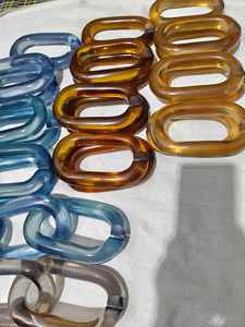 Chaînes en résine transparente de différentes couleurs, maillons de grande et petite taille, disponibles pour la décoration intérieure. - Product Image 3