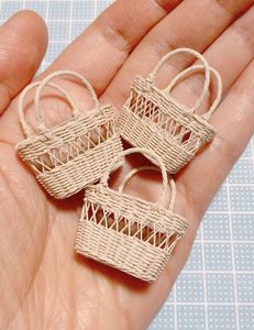 Encantador Adorno Miniatura Tejido a Mano de Mimbre Natural con Ratán, Ideal para Regalo y Decoración de Escritorio - Tienda de Artículos Especiales - Product Image 4