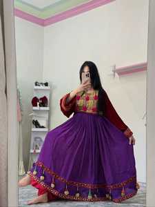 ชุดเดรสยาวผ้าออร์แกนซ่าปักลายสีม่วง พร้อมกางเกงสีแดง งานแฮนด์เมดสไตล์วินเทจ แขนยาว คอทรงโอ เอวทรงเอ็มไพร์ - Product Image 2