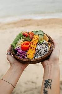 ชุดชามมะพร้าวธรรมชาติขายส่ง ตกแต่งด้วยมืออย่างสวยงาม ภาชนะสำหรับโต๊ะอาหารระดับมืออาชีพ รับผลิตตามแบบ OEM พร้อมโลโก้ตามสั่ง ชุดตกแต่งสไตล์ทรอปิคอลที่ยั่งยืน - Product Image 2