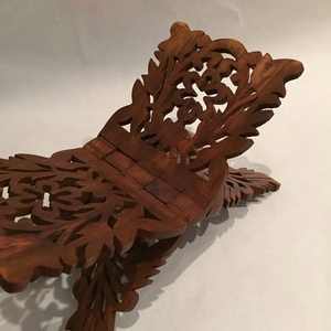 El rehuel de madera mejora la concentración al reducir el malestar físico; la madera une las tradiciones pasadas con la devoción actual. - Product Image 4