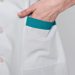 Blouse d'infirmière blanche tissée avec bordure turquoise, blouse médicale pour femmes, manches courtes, 3 poches, fermeture à boutons-pression - Product Image 3