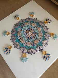 Colección AARNA, Portavelas Decorativo Hecho a Mano, Estilo Art Deco, con Flores Artificiales, Ecológico, de Metal, para Montar en el Suelo, Decoración de Rajasthan - Product Image 2