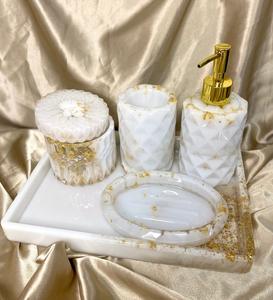 Ensemble de salle de bain en résine époxy personnalisé, distributeur de savon, kit de maquillage, porte-pinceaux, plateau de rangement pour vanité à prix abordable - Product Image 1