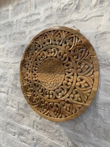 Panneau mural décoratif rond en bois massif naturel sculpté à la main avec motifs floraux pour la décoration intérieure des canapés et des lits - Product Image 1