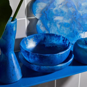 Una versión más pequeña: el tazón pequeño de RESINA con base se muestra apilado, lo que demuestra su uso para porciones individuales de salsas. - Product Image 3