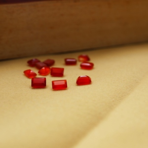 Pierre précieuse naturelle en onyx rouge, taille émeraude, facettée, 4x6mm, pierres lâches avec jeu de couleurs pour la fabrication de bijoux - Product Image 1