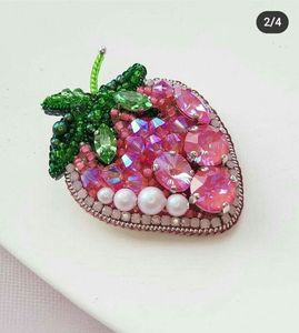 Broche perlée artisanale personnalisable avec broderie élégante pour tenue de mariage unisexe - Product Image 5