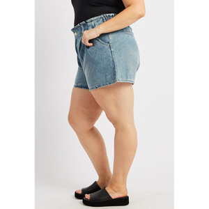 Shorts en jean skinny pour femme de haute qualité avec détails boutonnés, cordon de serrage, taille mi-haute, écologiques, séchage rapide, décontractés - Product Image 3