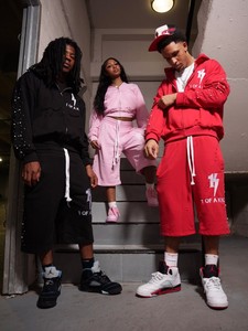 Ensemble de survêtement streetwear deux pièces unisexe en molleton de coton épais rouge avec logo personnalisé, comprenant un sweat à capuche zippé et un short long assorti - Product Image 1