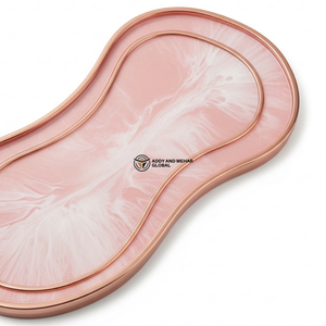 Plateau en marbre rose pâle avec bordure dorée |   Plateau de service ovale moderne en marbre rose pâle avec bordure dorée - Product Image 2