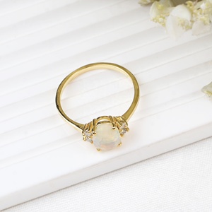 แหวนเงินแท้ 925 ชุบทองคำขาว ประดับโอปอลไฟร์รูปไข่ธรรมชาติและเพชร CZ จาก Memoria Jewels ขายส่ง - Product Image 2