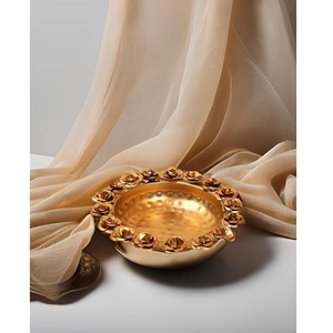 Exclusivos Cuencos Decorativos Metálicos Dorados Hechos a Mano, Diseño de Rosas con Tallado, Decoración de Mesa de Lujo para el Hogar en Navidad - Product Image 1