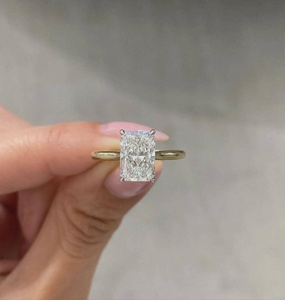 Anillo de Compromiso con Diamante Cultivado en Laboratorio de Corte Radiante de 2.50 CT, Halo Oculto Solitario, Oro Sólido, Certificado IGI - Product Image 2