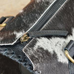 Bolso de mano de cuero vacuno de lujo con asas trenzadas y correa cruzada con cierre de cremallera - Product Image 6