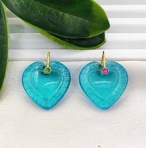 Colgante de 20mm con talla de corazón de apatita y cuarzo - Proveedor de joyería con dijes de corazón chapados en oro - Product Image 1