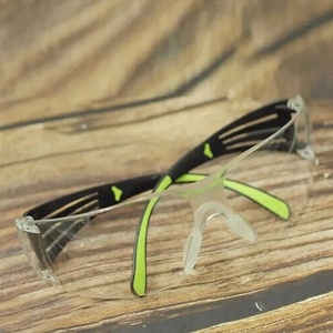 Gafas de Seguridad Ligeras SF401AF con Marco de PVC y Lentes Transparentes con Revestimiento Antirrayaduras, Hechas en Taiwán - Product Image 3
