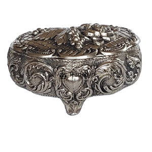 Caja Decorativa Metálica Hecha a Mano, Almacenamiento Elegante para el Hogar por Tradebyd - Product Image 2