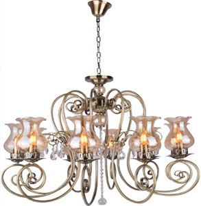 Elegante candelabro de techo con brazos en espiral de estilo vintage en oro, con pantallas de cristal tintado ámbar, disponible a precios de mayorista. - Product Image 1