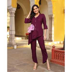 Ensemble coordonné en tissu crêpe respirant pour femmes, taille XS, couleur vin, avec haut à manches trois-quarts - Product Image 1