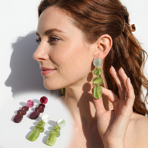 Boucles d'oreilles pendantes longues en résine faites à la main pour femme, collection artisanale, motif fée de l'amour, légères, design tendance, cadeau - Product Image 1