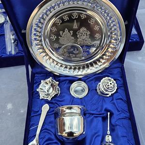 Ensemble de thali de prière en argent plaqué de qualité supérieure avec gravure Lakshmi Ganesh dans un coffret cadeau en velours, kit complet de prière Diwali avec Kalash Diya - Product Image 1