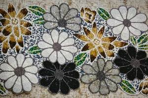 Camino de Mesa Floral de Lujo Hecho a Mano con Cuentas - Paleta Blanca, Plateada, Negra y Dorada (12x36 pulgadas) - Product Image 4