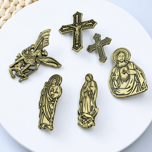 Fournisseur de Confiance : Épingles de chapeau en forme de croix catholique personnalisées en gros avec carte de support pour les détaillants - Product Image 2