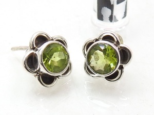 Boucles d'oreilles clous en péridot facetté cabochon, argent sterling 925, forme de fleur tendance, sertissage en canal, bijoux fins uniques, cadeau pour - Product Image 3