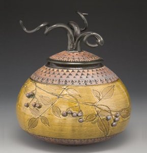 Elegante urna de latón dorado con intrincados diseños grabados a mano y bandas pulidas. Productos intemporales disponibles a precios de mayorista. - Product Image 5