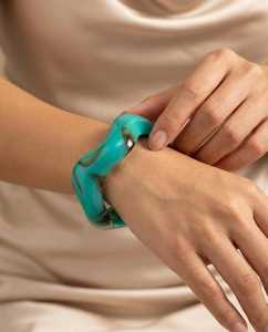 กำไลข้อมือเรซิ่นทันสมัยประดับด้วยหินหลากสี กำไลเรซิ่นยืดหยุ่นน้ำหนักเบา ดีไซน์ลูกปัดสุดพิเศษ งานฝีมือเรซิ่น - Product Image 4