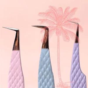 Pinzas para pestañas de acero inoxidable con punta suave, juego en rosa, azul y morado, y empaque personalizado. - Product Image 1