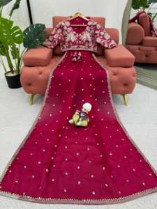 Vêtements ethniques indiens, sari en tissu Jimmy Chu avec travail de broderie et de sequins, et sari en Mono Beglori avec pièces de blouse richement ornées. - Product Image 4