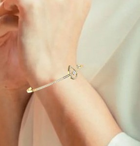 Brazalete de Oro Sólido de 14K con Diamante Cultivado en Laboratorio de Corte Redondo Brillante y Halo, Claridad VVS1, Diamante Central Flotante, para Ella - Product Image 4