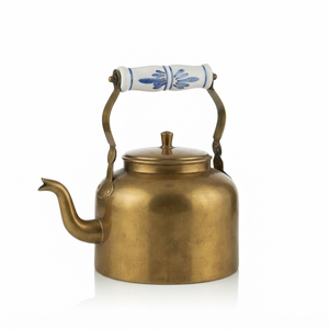 Bouilloire à thé vintage en laiton, artisanale, avec poignée en céramique bleue et blanche à motifs floraux, pour faire bouillir l'eau, rétro, pour hôtels et restaurants, fournitures de boissons - Product Image 1