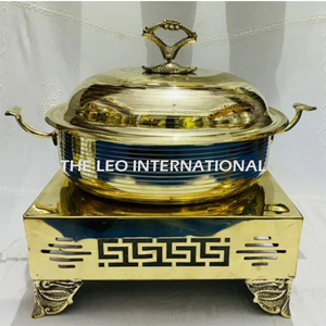 Recipiente para calentar comida de latón dorado y acero inoxidable con un soporte gris, perfecto para servir comida en eventos, disponible al por mayor. - Product Image 5