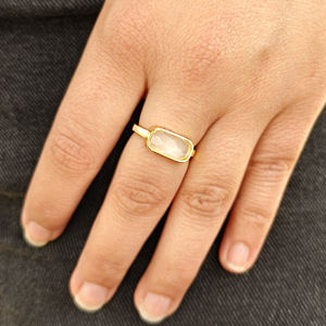 Elegante anillo de banda ajustable con piedra lunar blanca natural, diseñado en latón con baño de oro, anillos de moda, joyería unisex. - Product Image 3