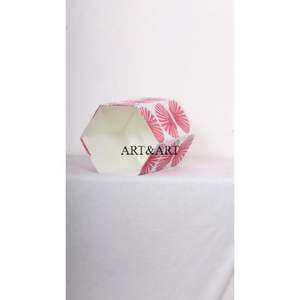 Méthodes créatives pour réutiliser les boîtes en carton pour la fabrication de poubelles avec des motifs floraux faits à la main et du tissu en coton. - Product Image 4