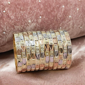 Juego de 12 Brazaletes de Latón Chapados en Oro de 3 Tonos al por Mayor, Brazaletes de Moda para Fiestas - Product Image 4