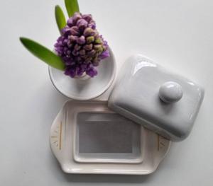 Beurrier élégant avec couvercle bombé lisse, bouton de préhension rond, plateau de service décoratif, finition brillante, rangement de beurre de table élégant - Product Image 2