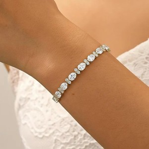 Pulsera con Dije de Moissanita Corte Pera en Plata de Ley 925 Bañada en Oro, Joyería Artesanal de Lujo y Elegancia - Product Image 3