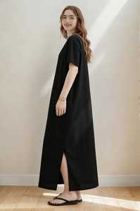 Robe maxi minimaliste en lin noir à col en V avec poches - Product Image 5
