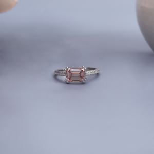 Anillo de compromiso de diamante cultivado en laboratorio con corte de Esmeralda rosa, lujoso anillo de compromiso de oro sólido de 18K para mujer - Product Image 1